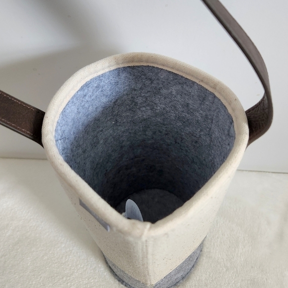 Thirty-One 31 Circular Cream Natural Whisper Gray Felt Wine Bottle Gift Bag - Picture 8 of 10